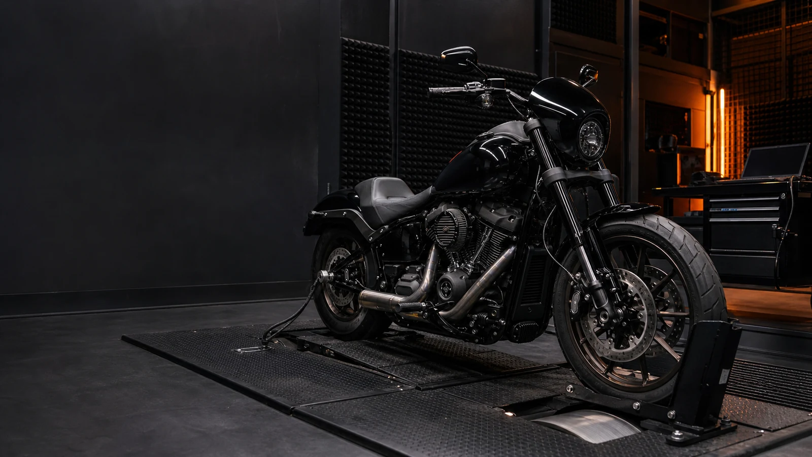 Moto V-Twin noire dans un atelier de calibration PNP TUNE