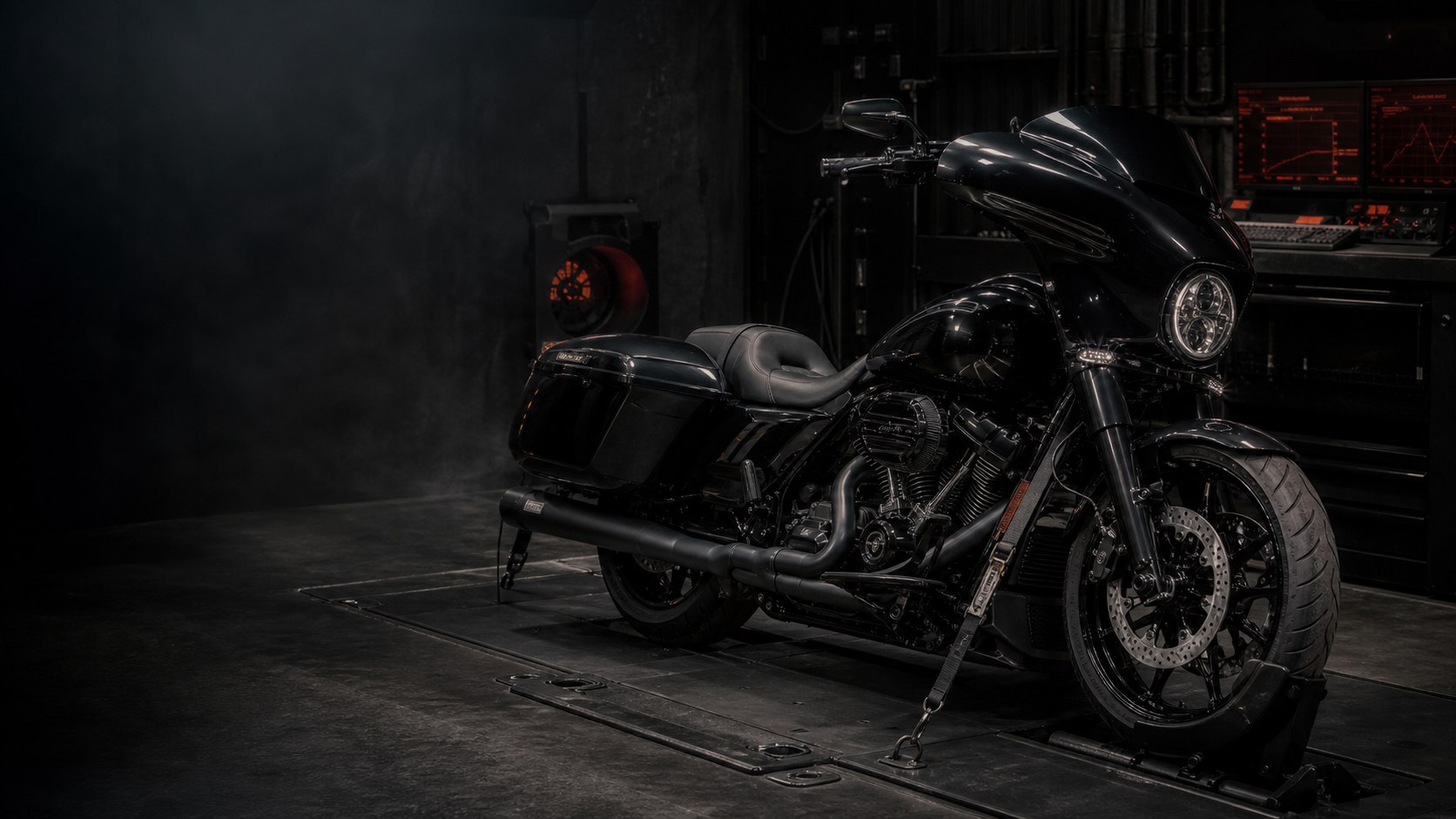 Moto de tourisme V-Twin dans un studio professionnel de calibration moteur